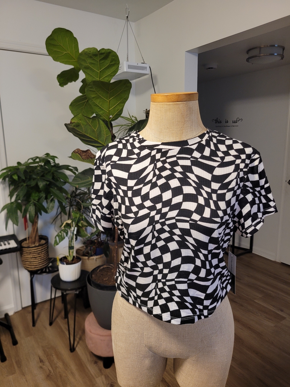 Black and White Geometric Short Sleeve Crop Tee